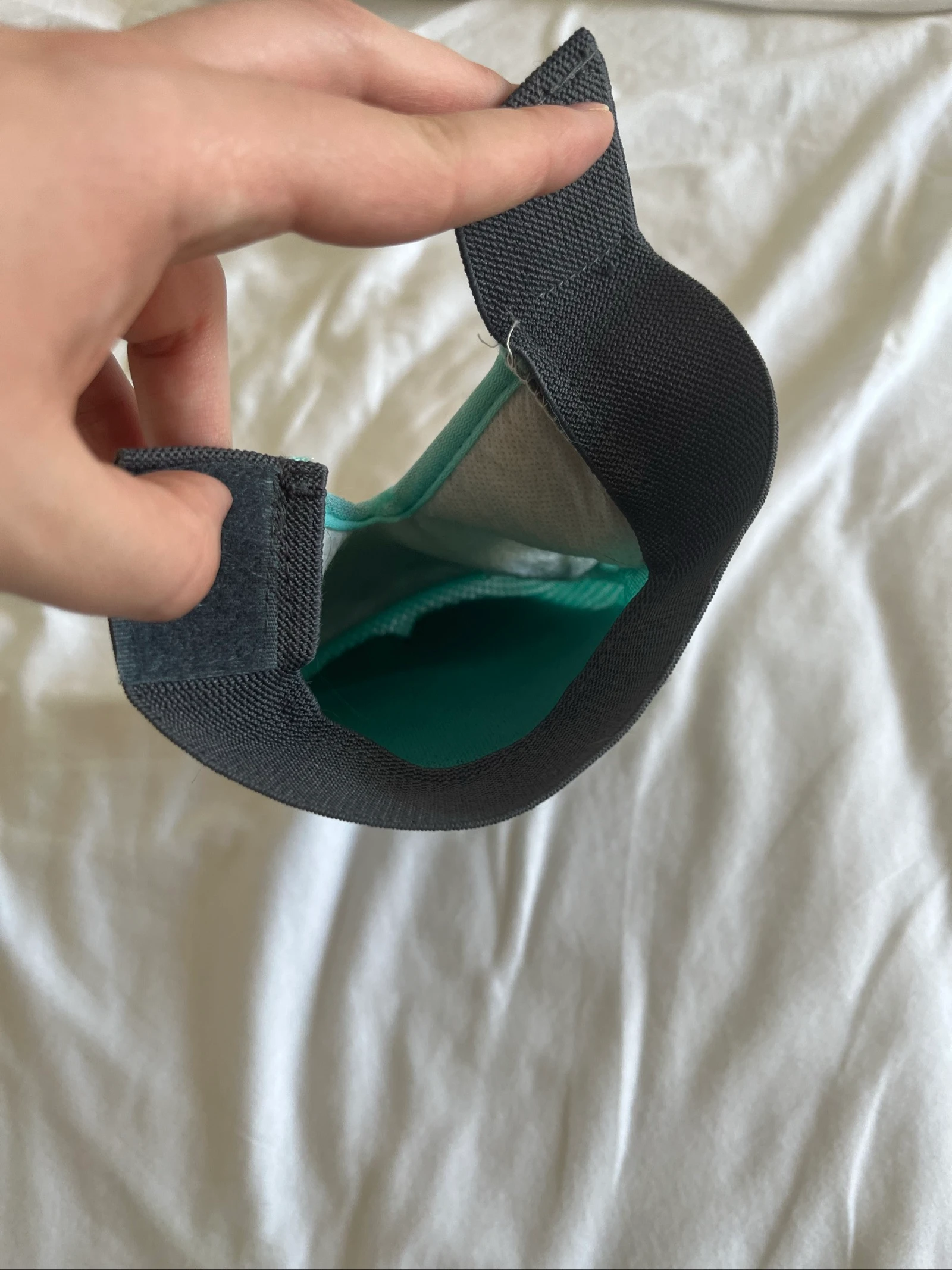 Luva de tosquia de duas faces para animais, universal mão direita ou esquerda - Feu Vert (8,99€) - Composição: Poliéster, algodão, borracha/borracha. - O + produto: Utilizável na água ou a seco - Dimensões: 25 x 16 x 2 cm – photo 4